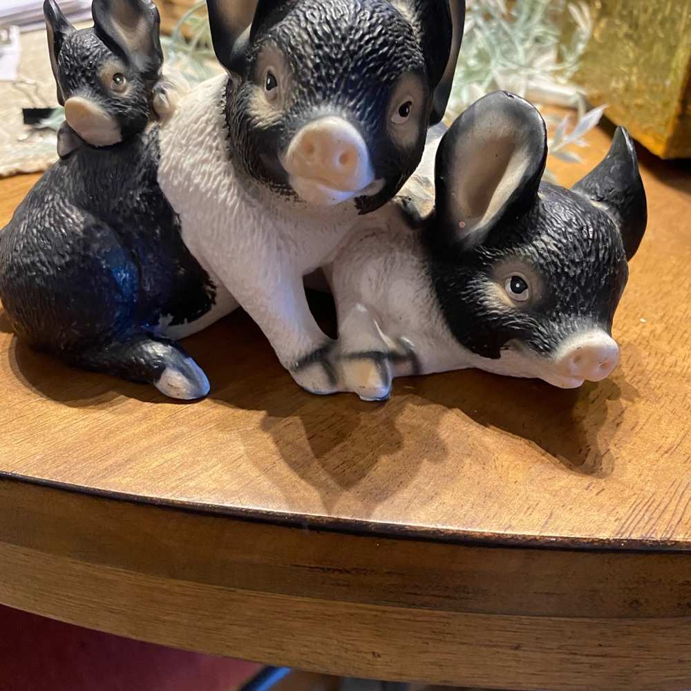 Vintage Harvey Knox Kingdom Pig Family. Very cute. In excellent cond. 7 X 4 1/2